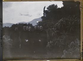 Image représentant Des ecclésiastiques invités par Albert Kahn, dans le jardin de la propriété