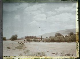 Image représentant Le lit de l'oued Sefra et au fond, le quartier militaire de la redoute