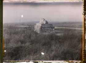 Image représentant Meuse, Douaumont, Le Lion blessé de Sainte Fine à la mémoire des morts de la 130e Division. Ce