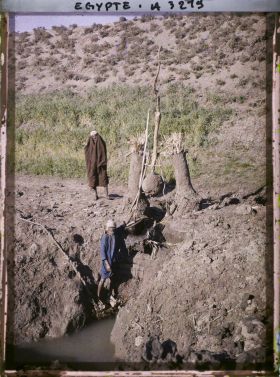 Image représentant Des hommes utilisant un chadouf