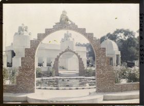Image représentant L'Exposition des arts décoratifs, Jardin des Nymphéas sur l'esplanade devant le Pavillon de Sèvres