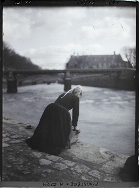Image représentant Vieille femme lavant son linge au bord de l'Odet