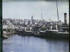 Image représentant Les bateaux à vapeur à quai sur la berge nord de la Corne d'Or et la tour de Galata à l'arrière plan