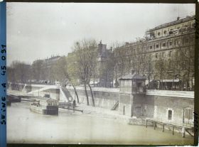 Image représentant Le théâtre du Châtelet quai de la Mégisserie, depuis le pont au Change