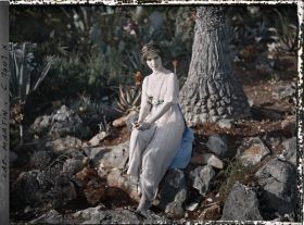 Image représentant Melle Marie-Yvonne von Schoen dans le jardin d'Albert Kahn