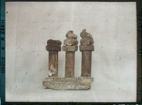 Image représentant Musée archéologique - Colonettes votives surmontées de colombes sacrées provenant d'une chapelle de Cnossos