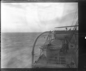 Image représentant La mer et l'arrière du navire