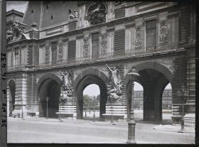 Image représentant Le Louvre, portes de la place du Carrousel, vue prise du quai François-Mitterand