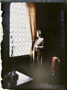 Image représentant Madame Cyprienne Douine posant debout à l'intérieur de sa villa Cypris