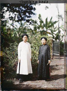 Image représentant Deux femmes exerçant le métier de commerçantes, dans un jardin