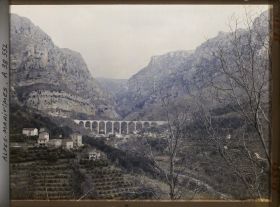 Image représentant Les gorges du Loup, avec le viaduc au second plan
