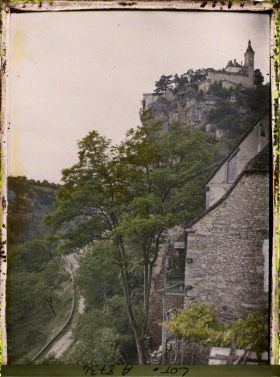 Image représentant France, Roc-Amadour, Vue d'ensemble prise d'au-delà de la porte avec un grand acacia