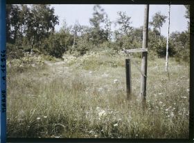 Image représentant France, Près Reims, Au fort de Berru : Appareil dont les allemds se servaient pour prévenir les troupes du fort de l'arrivée des Gaz = (Gaz Alarm) un morceau de rail suspendu à un poteau