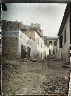 Image représentant Une rue (bordée de maisons) au pied de l'Acropole (fortifications)