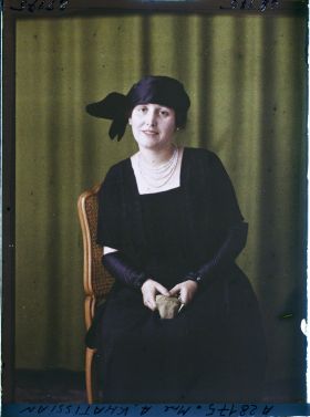 Image représentant https://musee-albert-kahn.s-museum.fr/home/NWQ2OTAwYzNmYjZlZTk1ZWQwODJmMjY4L2dlbmVyaWMtbm90aWNlLXRhYi9hdXRob3JpdHkvNjE3YTc5ZjVjZjhiODk2OGIzMzM3ZDIx/5d6900c3fb6ee95ed082f268/generic-notice-tab/authority/617a79ebcf8b8968b333707b Madame Alexandre Khatissian