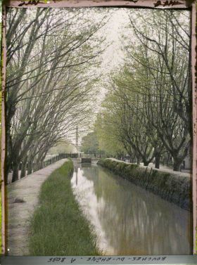 Image représentant Le canal de Craponne aux abords des Alyscamps