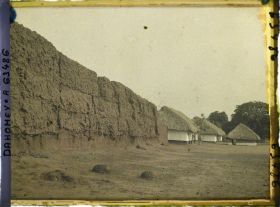 Image représentant Les murs d'enceinte et entrées des palais de  null Glélé et  null Guézo sur la place Singbodji