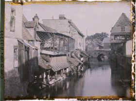 Image représentant Maisons anciennes et lavoirs au bord de l'Eure, au fond le pont Saint-Hilaire