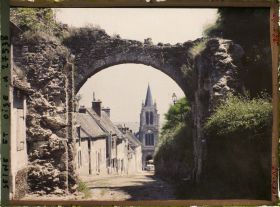 Image représentant France, Montfort l'Amaury, La Rue des Tours, la porte du Château et l'Eglise