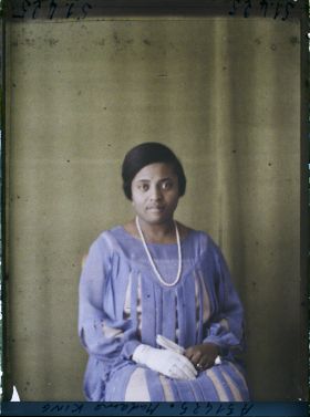 Image représentant https://musee-albert-kahn.s-museum.fr/home/NWQ2OTAwYzNmYjZlZTk1ZWQwODJmMjY4L2dlbmVyaWMtbm90aWNlLXRhYi9hdXRob3JpdHkvNjE3YTc5ZjVjZjhiODk2OGIzMzM3ZDIx/5d6900c3fb6ee95ed082f268/generic-notice-tab/authority/617a79ebcf8b8968b333707f Madame King