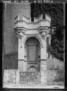 Image représentant L'entrée de l'une des tours de l'enceinte du château