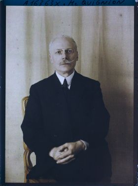 Image représentant https://musee-albert-kahn.s-museum.fr/home/NWQ2OTAwYzNmYjZlZTk1ZWQwODJmMjY4L2dlbmVyaWMtbm90aWNlLXRhYi9hdXRob3JpdHkvNjE3YTc5ZjVjZjhiODk2OGIzMzM3ZDIx/5d6900c3fb6ee95ed082f268/generic-notice-tab/authority/617a79ebcf8b8968b3337640 Monsieur Quignon