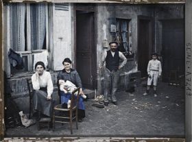 Image représentant Une famille, rue du Pot-de-Fer