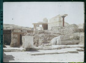 Image représentant Vestiges de l'aile orientale du Palais. A droite, l'escalier monumental ouest