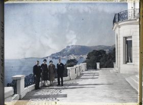 Image représentant Des membres de la suite du prince et de la princesse de Corée invités par Albert-Kahn, sur la terrasse de la grande villa