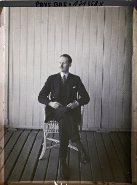 Image représentant Diplomate assis à une terrasse