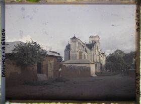 Image représentant La cathédrale, actuelle basilique de l'Immaculée-Conception, au soleil couchant