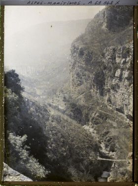 Image représentant Les gorges du Loup, avec le Viaduc au second plan