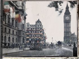 Image représentant Passage du défilé des troupes alliées au croisement entre Parliament Street et Bridge Street. A droite, la tour de l'Horloge du Palais de Westminster