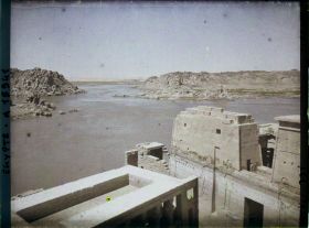 Image représentant Vue sur le pylône d'entrée et le Nil depuis le grand pylône du temple d'Isis