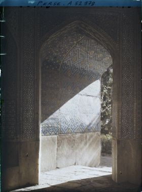 Image représentant La Madreseh Mader-i-Chah, école coranique dite "de la mère du Chah" (1714), couloir d'entrée