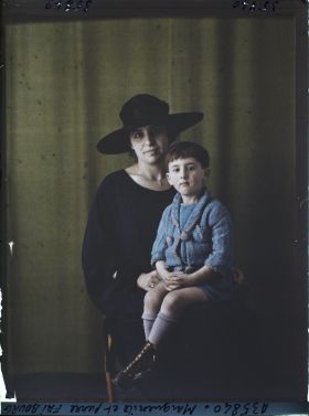 Image représentant Madame  https://musee-albert-kahn.s-museum.fr/home/NWQ2OTAwYzNmYjZlZTk1ZWQwODJmMjY4L2dlbmVyaWMtbm90aWNlLXRhYi9hdXRob3JpdHkvNjE3YTc5ZjVjZjhiODk2OGIzMzM3ZDIx/5d6900c3fb6ee95ed082f268/generic-notice-tab/authority/617a79ebcf8b8968b3336d71 Marguerite Fribourg et son fils  https://musee-albert-kahn.s-museum.fr/home/NWQ2OTAwYzNmYjZlZTk1ZWQwODJmMjY4L2dlbmVyaWMtbm90aWNlLXRhYi9hdXRob3JpdHkvNjE3YTc5ZjVjZjhiODk2OGIzMzM3ZDIx/5d6900c3fb6ee95ed082f268/generic-notice-tab/authority/617a79ebcf8b8968b3336d75 Louis