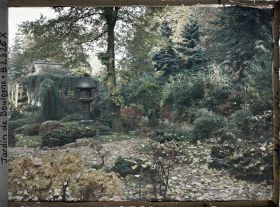 Image représentant Coin de jardin et pavillon de thé du " village japonais ", vus près de l'entrée, côté jardin anglais