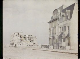Image représentant Belgique, Westend, Ruines d'un hôtel et Villa reconstruite