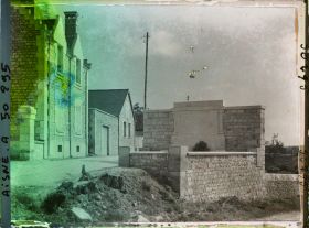 Image représentant France, Chivres, Vue vers le monumt aux morts