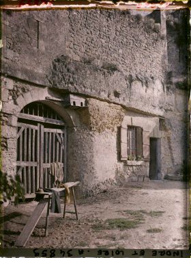 Image représentant Dans la cour d'une maison troglodyte