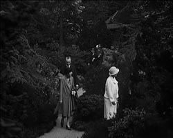 Image représentant Le Colonel Daille, secrétaire du Général Weigand dans les jardins de la propriété d'Albert Kahn