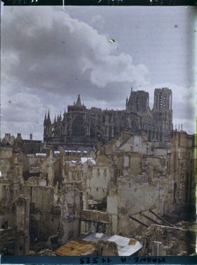 Image représentant Quartier de l'Université en ruine, au fond la cathédrale