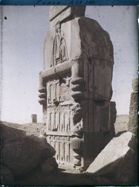 Image représentant Dans l'embrasure de la porte orientale du Tripylon, bas-relief représentant le roi Darius sur son trône sous le symbole ailé d'Ahura Mazda, soutenu par les 28 nations vassales