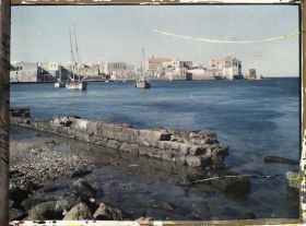 Image représentant Vue du port avec des vestiges du môle antique