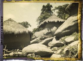 Image représentant Cases à flanc de montagne, au milieu d'éboulis rocheux