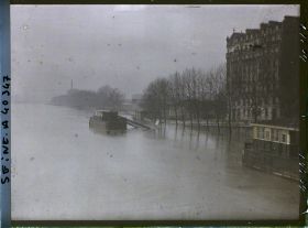 Image représentant La Seine en crue depuis le viaduc d'Auteuil (aujourd'hui pont du Garigliano), quai de Javel ?