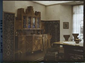 Image représentant L'Exposition des arts décoratifs, Section de la Pologne, sur le Cours-la-Reine, salle à manger, mobilier de Jastrzebowski