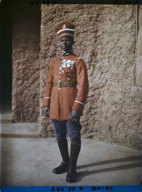 Image représentant L'Exposition Coloniale Internationale de 1931, un homme dioula en uniforme de gendarme