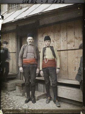 Image représentant Deux Serbes en costume de ville