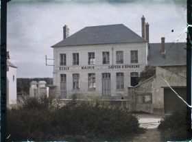 Image représentant France, Bourg et Comin, Ecole, Mairie, Caisse d'Epargne refaites